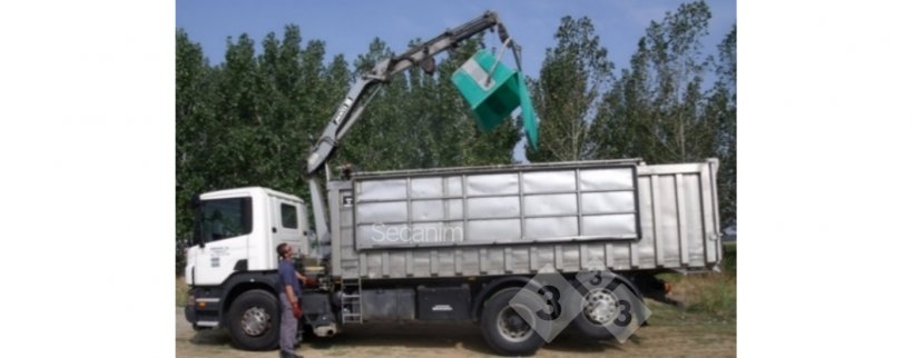 Фото 4. Сторонний грузовик, забирающий туши на ферме. Фото предоставлено Secanim (Испания).
